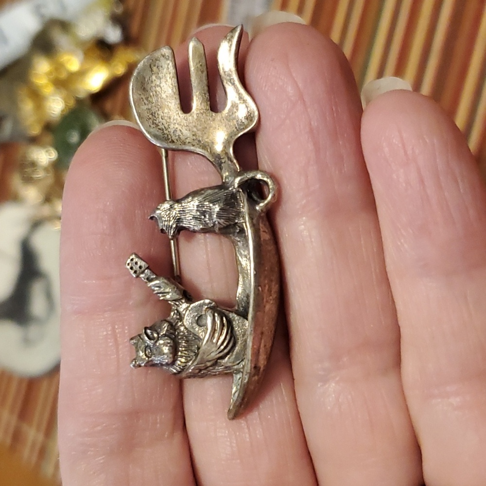 Vintage Sterling J Thomas brooch